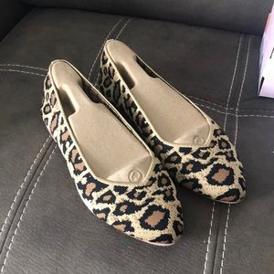 Cheetah print sketchers stretch fit flats